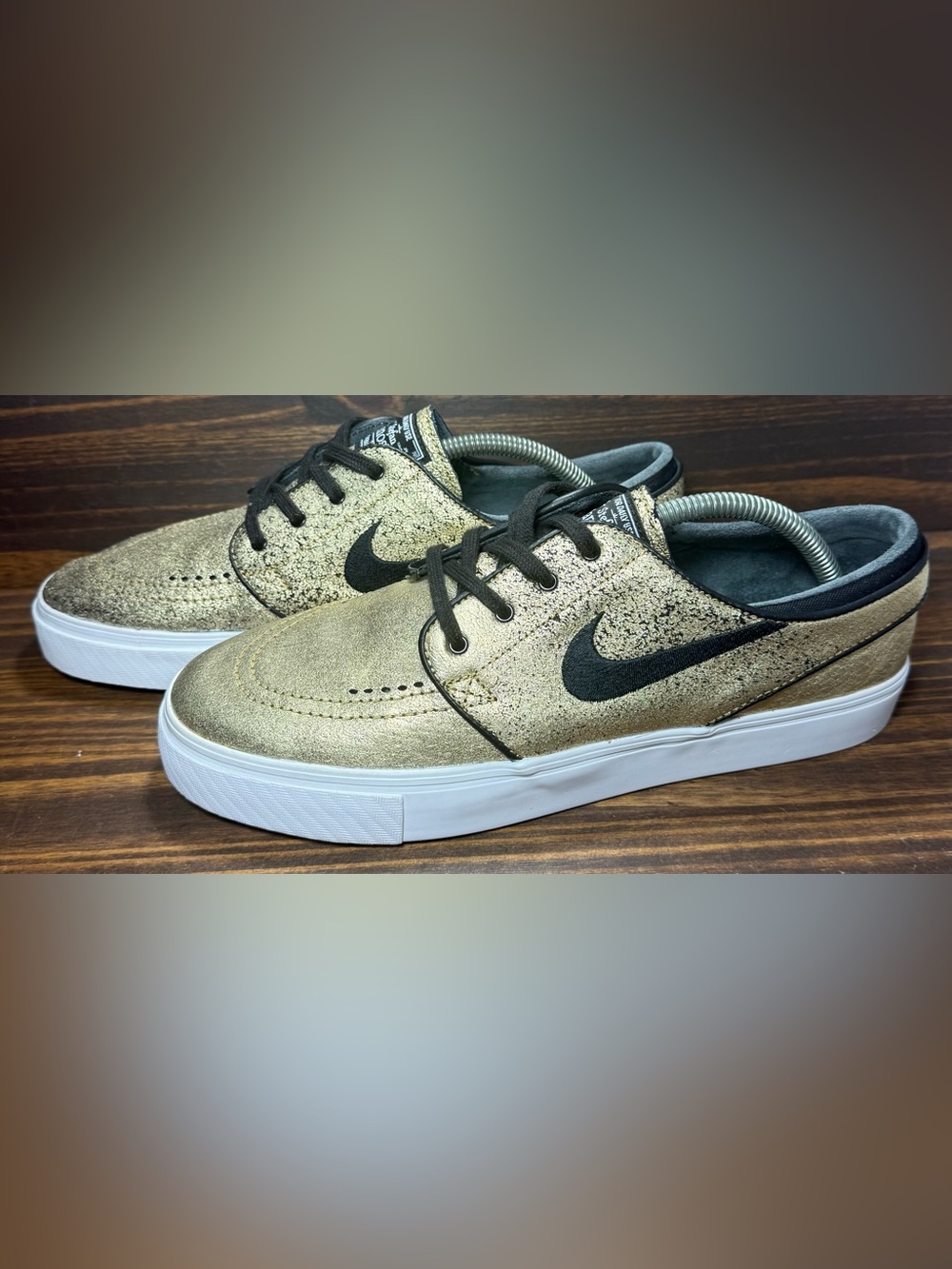 Nike Stefan Janoski Men’s Size 9.5 Shoes Metallic Gold Athletic Sneakers